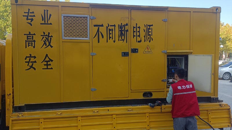 青川柴油发电机组和UPS电源配合使用时，如何避免切换过程中的电力中断？